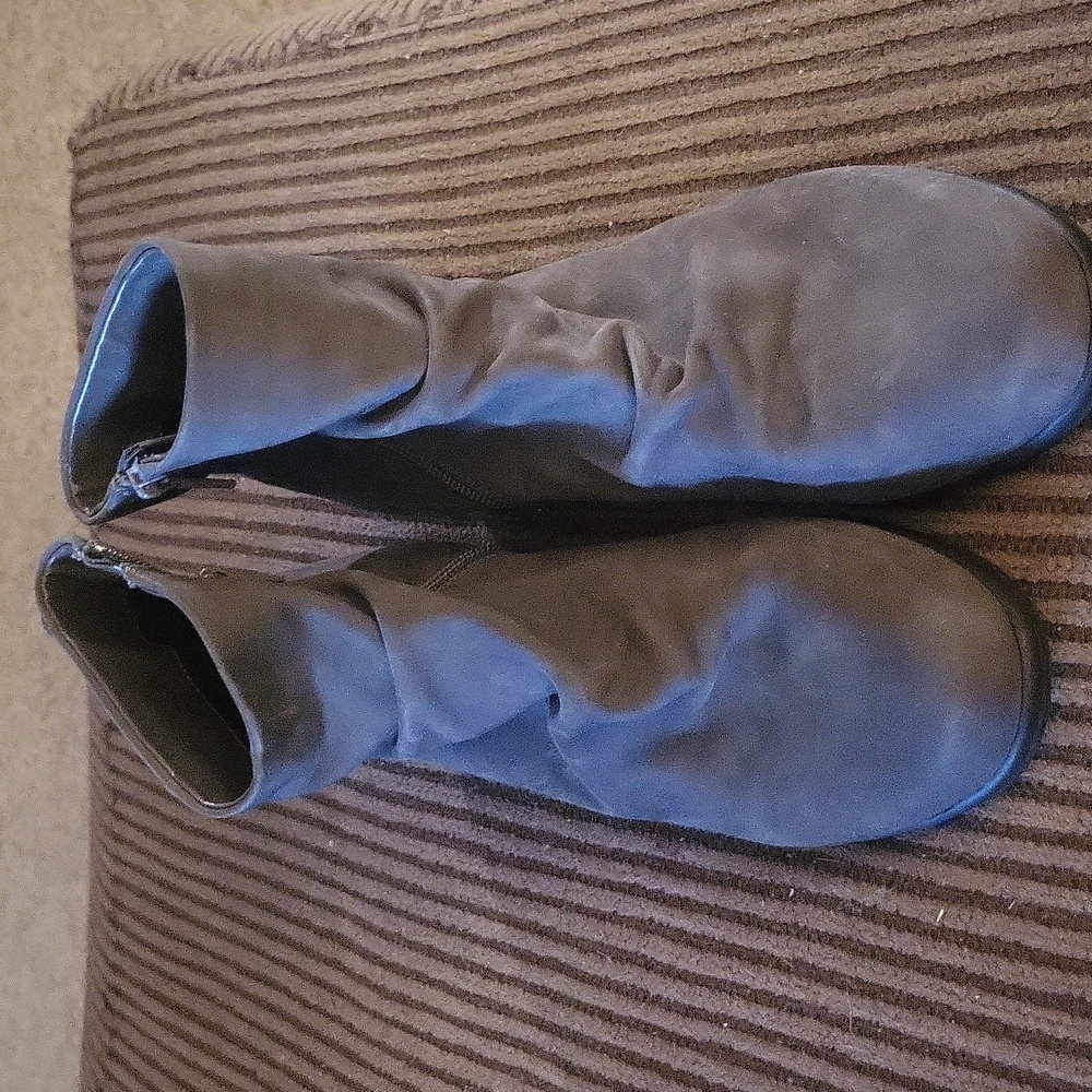 Vaneli gray seude ankle boots on great condition and ready to wear